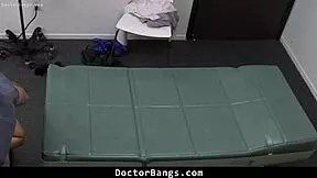 Doktor Kongkek MILF Dalam 3some Blowjob Pemeriksaan Malu 😊