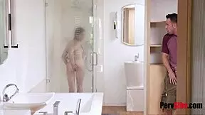 Sora vitregă și fratele ascund secretul lor intens