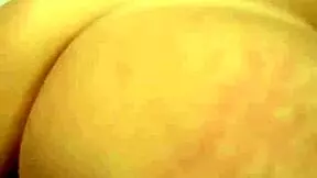 Meisje met grijze beanie spreidt kutje voor passionele neukpartij