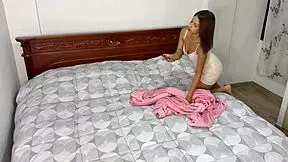 Jaz sem zdravnik, ki jebe to 18-letno suho latino pacientko v njeno tesno pičko z mojim bbc v grobem interrasnem seksu in jo napolni s spermo