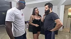 Scopata a pelle nuda nella figa e nel culo della moglie del cornuto