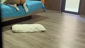 pervertido caliente sorprende a nalgona con uniforme escolar follandose el culo y masturbandose hasta una enorme corrida en el suelo.