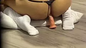 pervertido caliente sorprende a nalgona con uniforme escolar follandose el culo y masturbandose hasta una enorme corrida en el suelo.