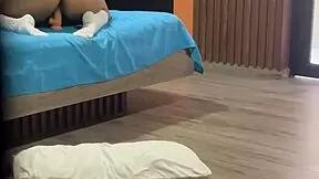 pervertido caliente sorprende a nalgona con uniforme escolar follandose el culo y masturbandose hasta una enorme corrida en el suelo.