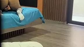 pervertido caliente sorprende a nalgona con uniforme escolar follandose el culo y masturbandose hasta una enorme corrida en el suelo.