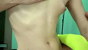 Dedkov veľkonočný lov vajec sa zmení na hardcore trojku s dvoma blondínkami zajacikmi