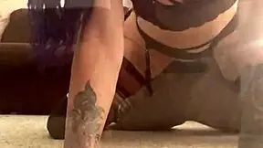 फरिश्ता चेहरे वाली लड़की अपने मास्टर के साथ बीडीएसएम रूम में रफ सेशन करती है