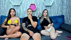 Je me déshabille à nu près de mes demi-frères avant qu'ils m'attrapent