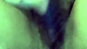 nossa, estou com tesão, vem me comer pela primeira vez com seu pau grande.