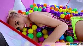 Tahle roztomilá blonďatá nevlastní sestra, extra malá 18+, se ohýbá pro psí pozici. Malé tělo bere tvrdý kouření.