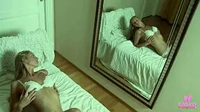 隣の女の子インディが犬スタイルで甘いマンを指バン 😏