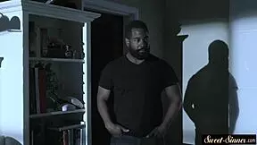 Bodybuilder feels deep pleasure fingering in clown paint