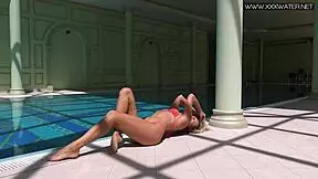 स्टनिंग रशियन पॉर्नस्टार मैरी कैलिसी पूल के पास सिजल्स