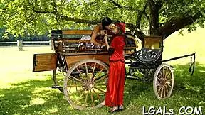 Glej 3 vroče lezbijke, ki si ližejo in igrajo s pičkami in ritmi