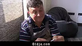 שחקן זקן תופס את החורגת מתנזרת, מלקק כדורים ומזיין את הכוס שלה