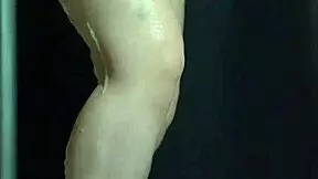 대학 아시안 베이비들 비눗물 샤워에서 큰 엉덩이 튕기며 거품 놀이