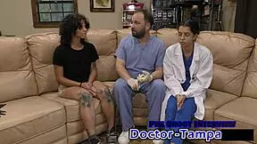 Hej dr. Tampa, poglej Nicole Luvas med njenim prvim ginekološkim pregledom.