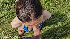 Rus kızın ağzı sıcak yaz tarlasında sertçe sikildi.