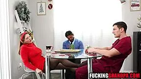 Νεαρή εγγονή γαμάται από τον παππού Άγιο Βασίλη σε σκατωμένη οικογενειακή σκηνή