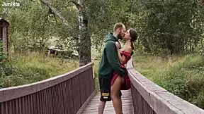 היי, רוצה לדעת איך בחורה כפרית נכנעה להבטחת עיר של בחור?