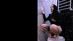 Opwindende toilet spelletjes met handjob in publiek. Peachgardens voelt de spanning buiten