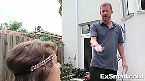 Kimmy Granger, adolescente pequeña, chupa polla grande al aire libre