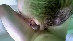 Vännens fru suger kuk på toaletten och sväljer hela laddningen