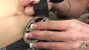 I bonded with blonde milf on couch, suckin her big ass