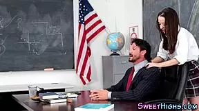 Cherry Kiss in Sophia Sterling si ližeta pički in se prstujeta do orgazma