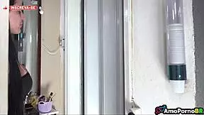 Desejando o namorado da sobrinha-postiça - vídeo pornô