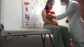 डॉक्टर मरीज की गांड उंगली करता है और टाइट चूत चोदता है