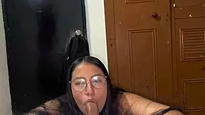 Corno assiste esposa mamando e engasgando no pau