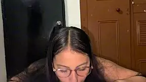 Corno assiste esposa mamando e engasgando no pau