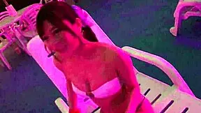 ナイトプールに勃起不可避な女神降臨！ギャル！？jd！？人妻！？全ジャンルを凌駕するハーフ美女！！スタイル抜群 パイパン &彼氏なし&歩くセックスシンボル、こんな上玉放っておくわけないでしょうw全身性感帯かの如く、ずーっとイキっぱなしのヤリマン女を激ピストンで溺れさせる！！