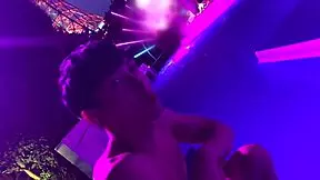 ナイトプールに勃起不可避な女神降臨！ギャル！？jd！？人妻！？全ジャンルを凌駕するハーフ美女！！スタイル抜群 パイパン &彼氏なし&歩くセックスシンボル、こんな上玉放っておくわけないでしょうw全身性感帯かの如く、ずーっとイキっぱなしのヤリマン女を激ピストンで溺れさせる！！