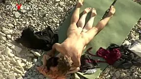 Пляжный вуайерист гадает, чувствует ли свежая сперма как солнцезащитный крем на коже