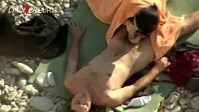 Plažni voajer se pita da li sveže seme oseća kao krema za sunčanje na koži