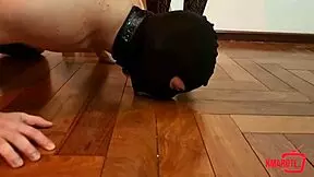 Chutando As Bolas Do Escravo Pervertido Sem Dó