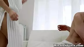 Mormon tinédzser keményen baszva miközben nyalja barátnője nedves punciját