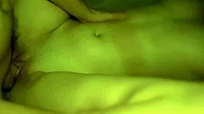 Coloquei na buceta apertada da minha irm� escondido dos nossos pais.