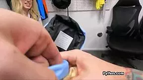 Nerdy blonde met bril uitgekleed en geneukt door winkelbewaker