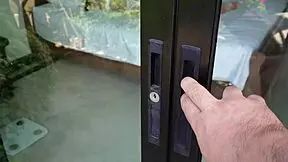 Pencere temizleyicisi odama gizlice girdi ve beni siktı