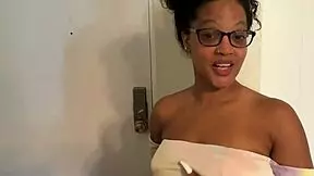 Sascha stage visits her neighbor 😏