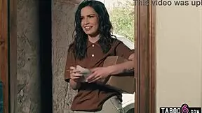 Tinejdžerka otvara vrata sa strapon da iznenadi dostavljačicu