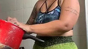 i flash my swollen pussy while cooking