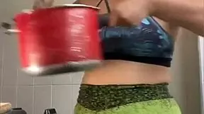 i flash my swollen pussy while cooking