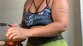 i flash my swollen pussy while cooking