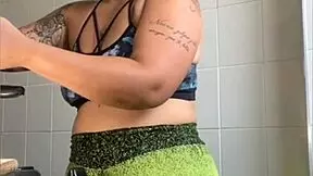 i flash my swollen pussy while cooking