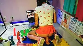 Otaku šolarka jebana med masturbacijo z dildom v pigtailih