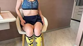 Pastorka prosi očima, da ji jebe majhno pičko in dobi spermo na sise